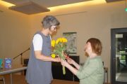 Blumen für Alice Pantermüller nach der tollen Veranstaltung.JPG